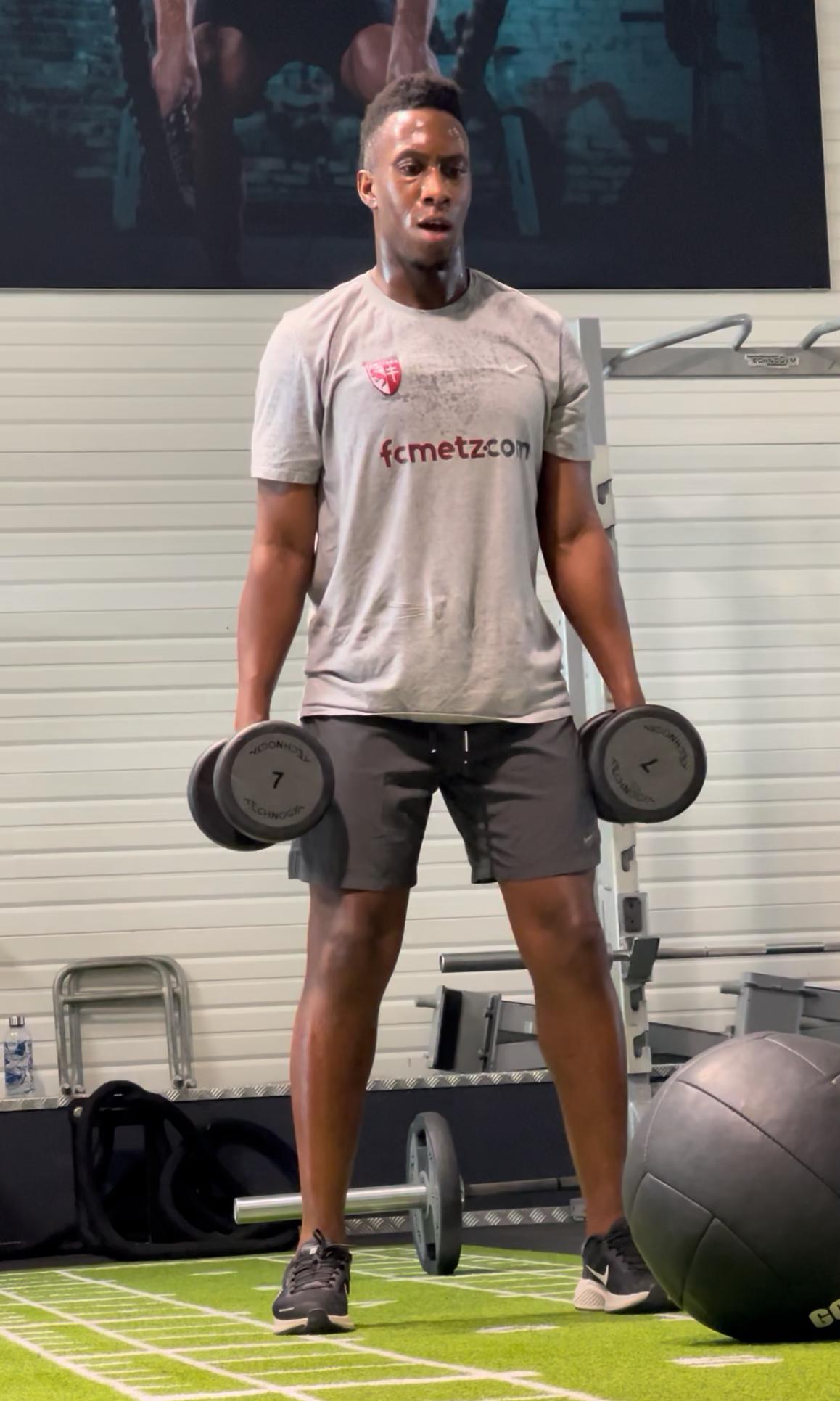 Yeni Ngbakoto — Footballeur professionnel